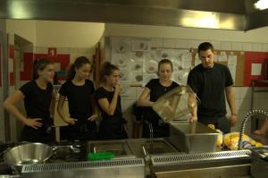 Učenci kuhali v hotelski kuhinji 17